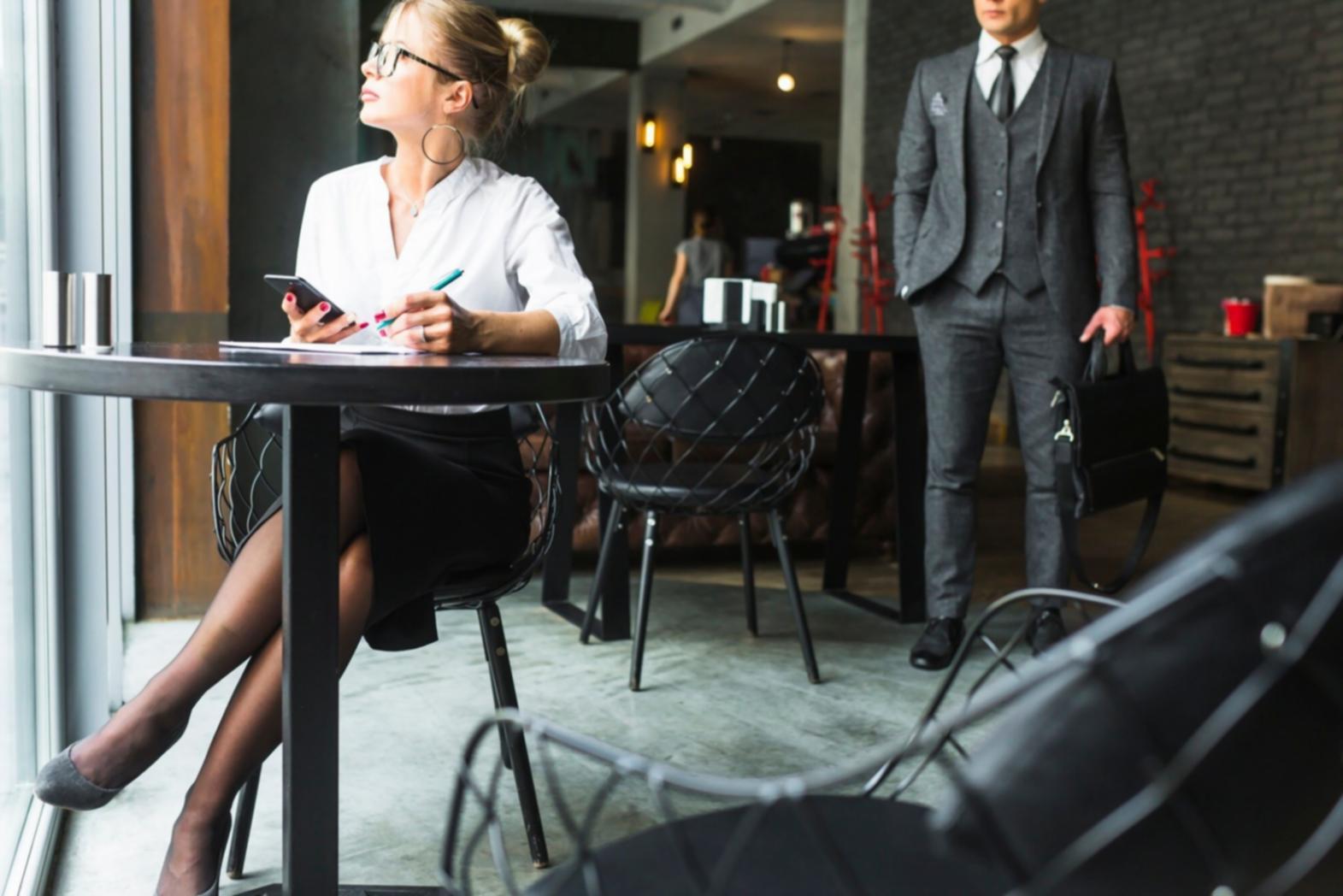 Dokumentasi sesi diskusi dan kolaborasi peserta program trading