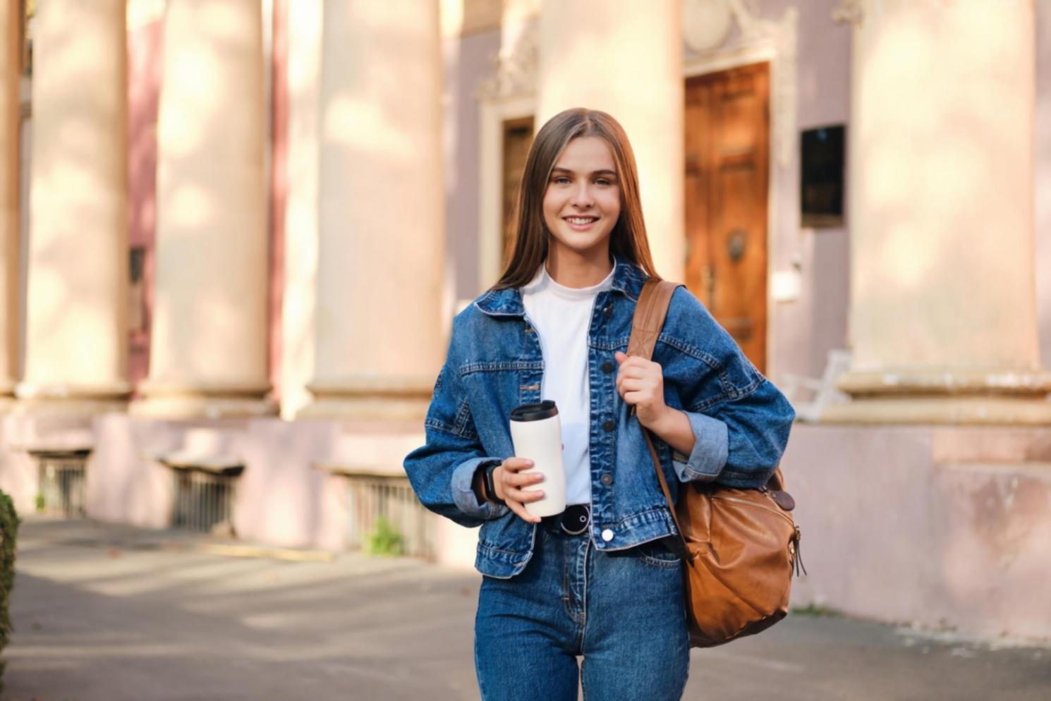 Mentor dan mahasiswa sedang diskusi hasil testing algoritma trading