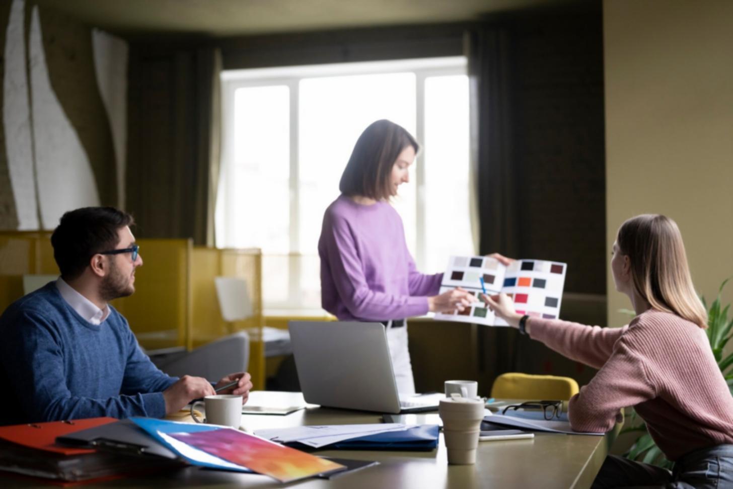 Mahasiswa sedang menganalisis data trading dan mengembangkan strategi algoritma